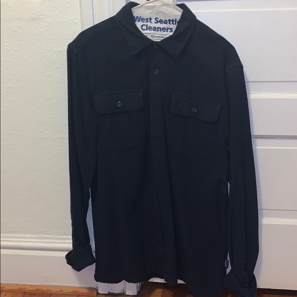 Patagonia Men’s S navy button down flannel.